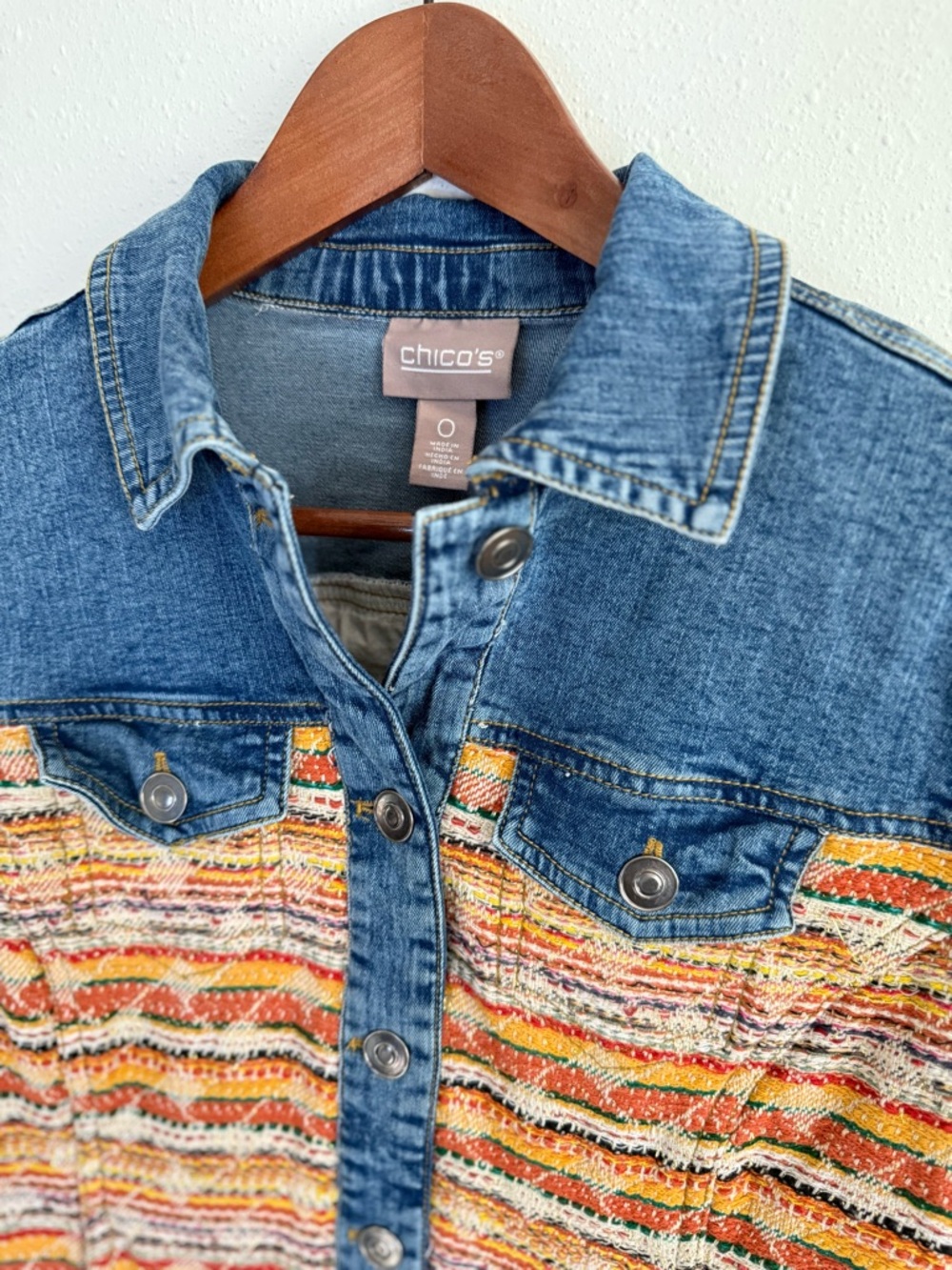 Chico’s Cropped Denim Jacket Textured Boho Panel Size 0 Small Statement - Picture 4 of 8